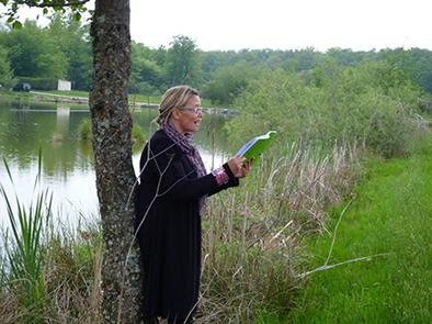 Comedienne lecture etang2